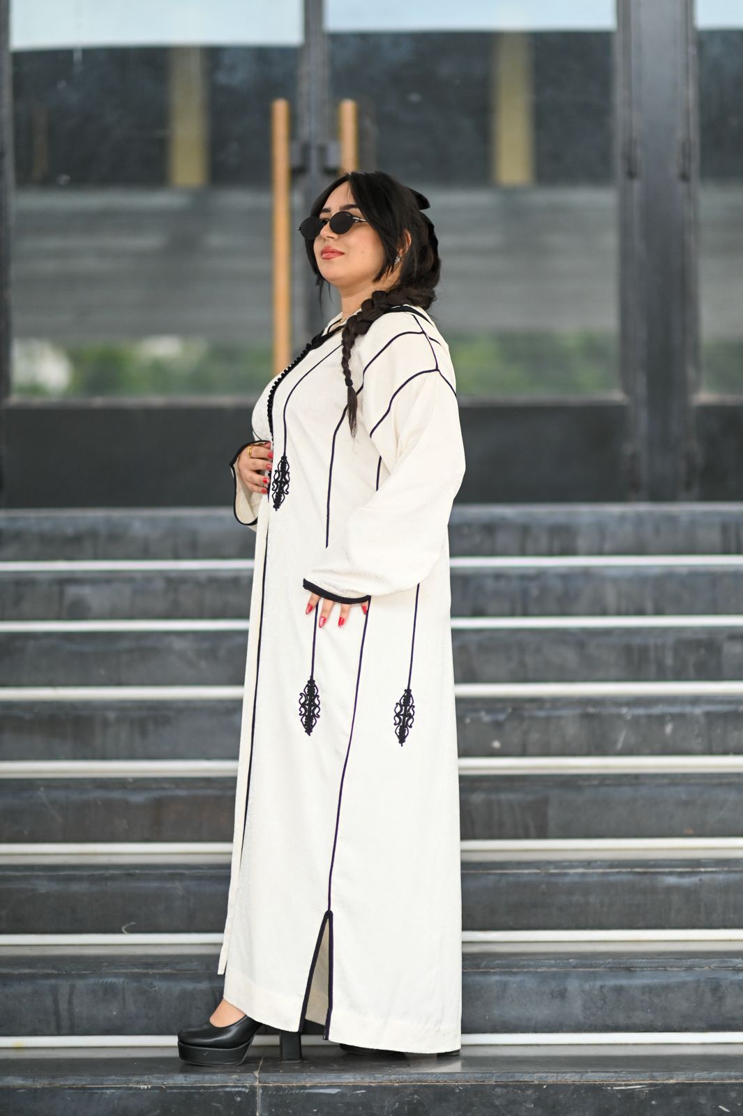 تفاصيل جلابة الكمخة العصرية - أسود وأبيض