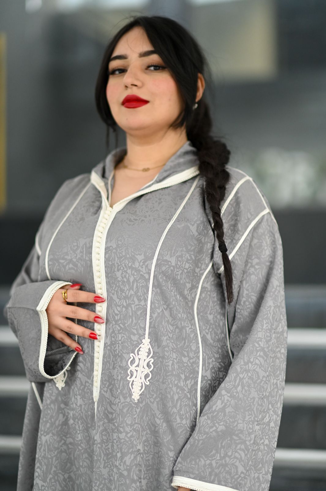 جلابة الكمخة - رمادي كلاسيك بتفاصيل بيضاء