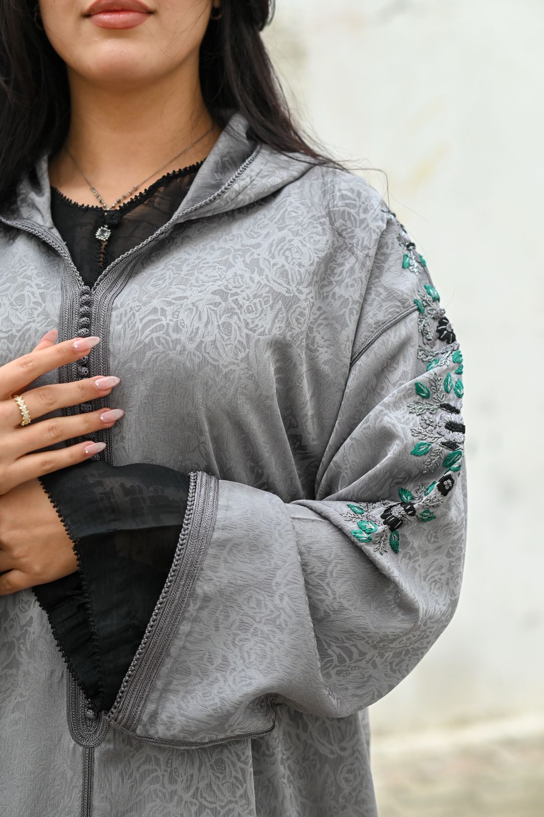 تفاصيل جلابة كمخة - رمادي